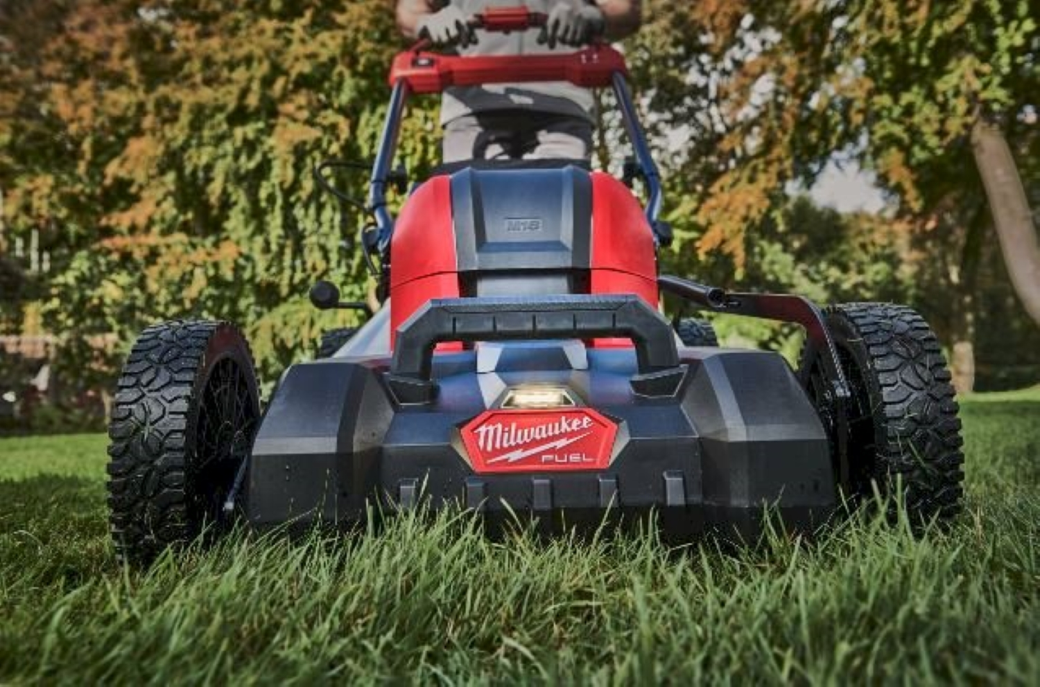Milwaukee M18 F2LM46-802 FUEL 36V (2x 18V) Li-Ion accu zelfrijdende grasmaaier set (2x 8,0Ah) - 46 cm