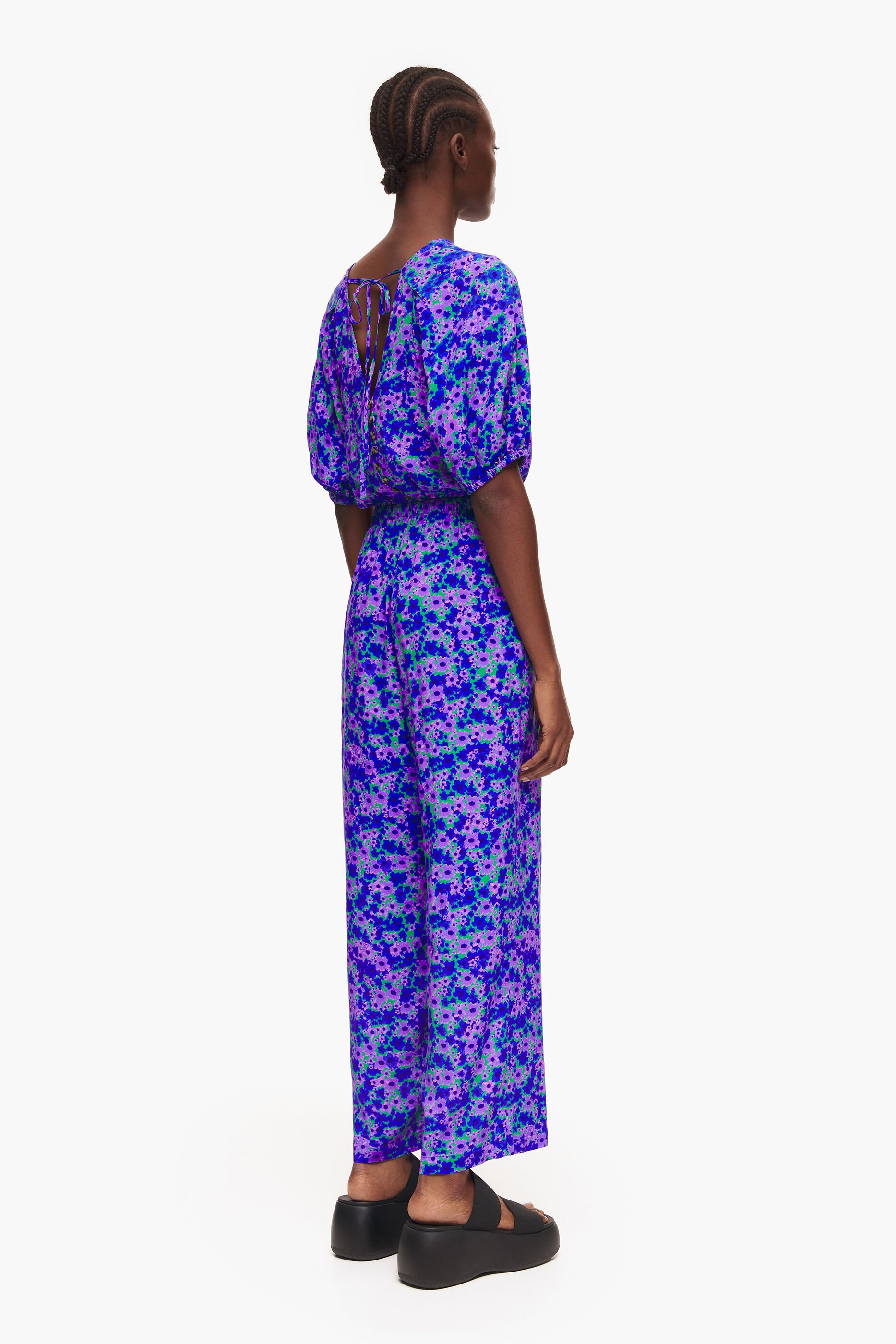 Estampa floral monocromática, azul intenso