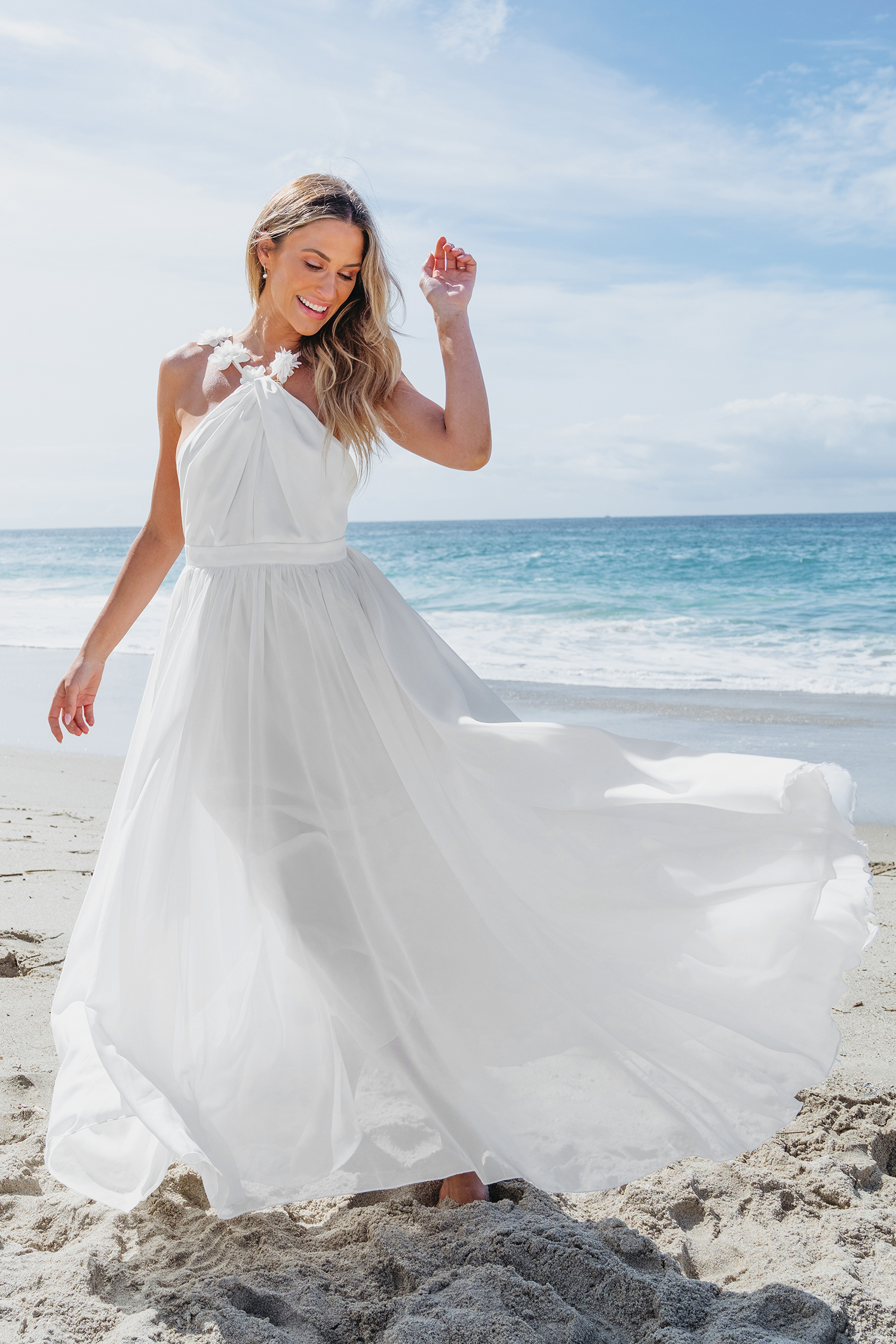 Robe maxi à col licou orné de fleurs blanche