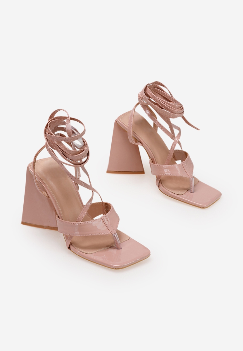 Sandales avec lacets sur le pied nude Nacosia