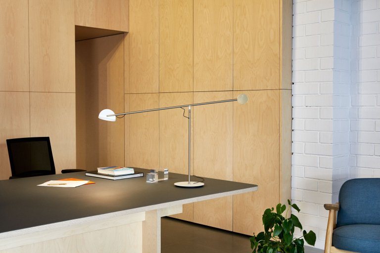 Marset CopÃ©rnica M tafellamp LED grafiet-rood-zwart