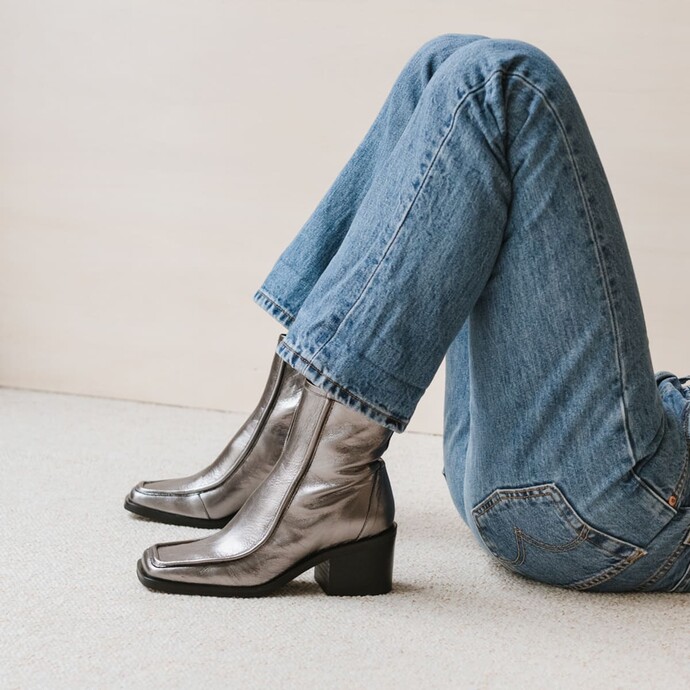 Boots à talons et bouts carrés, avec coutures apparentes  en cuir craquelé argent foncé