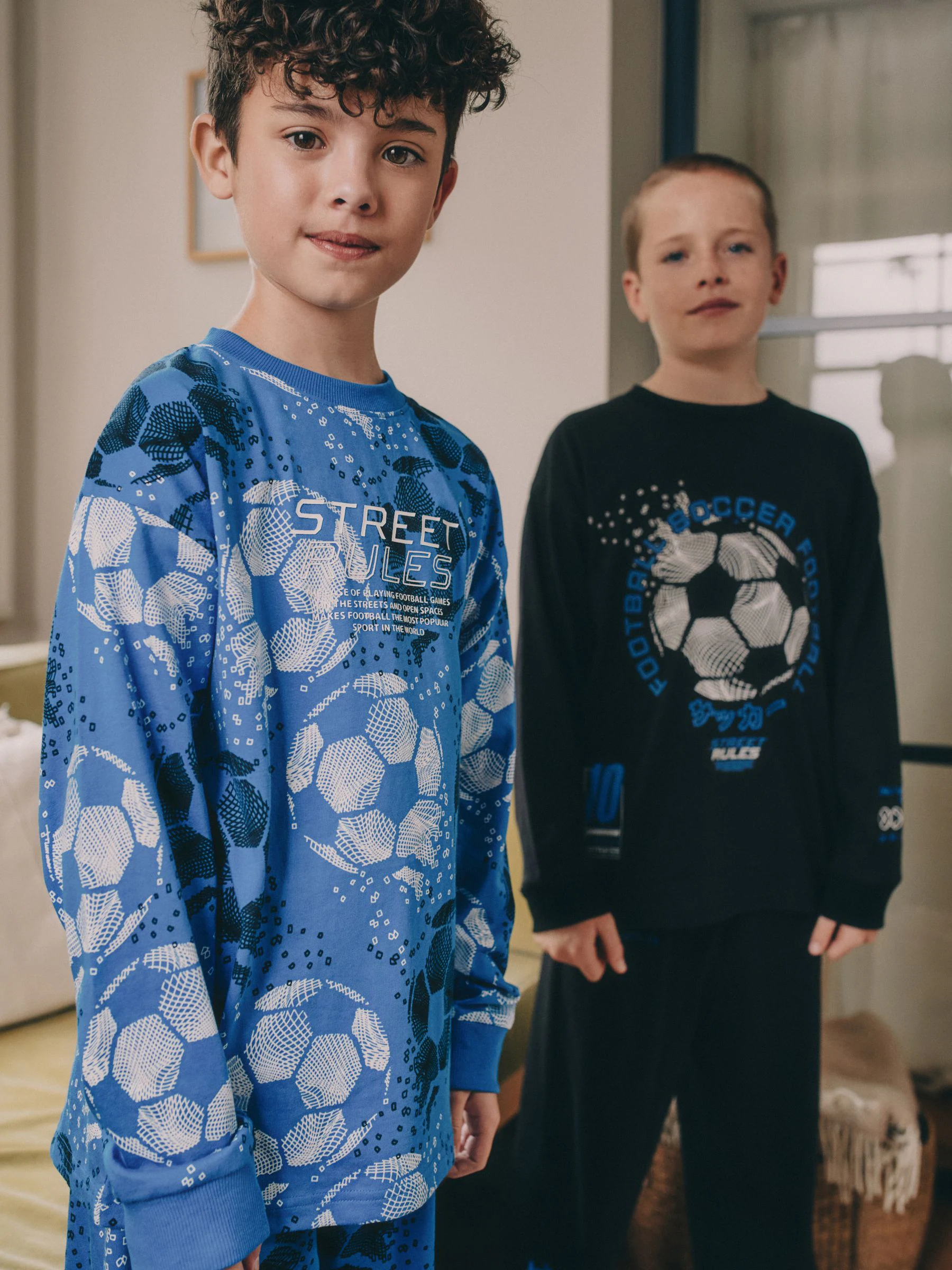 Blauw/zwart met voetbal - Verpakking van 2 pyjama's met lange mouwen (3-16 jr)
