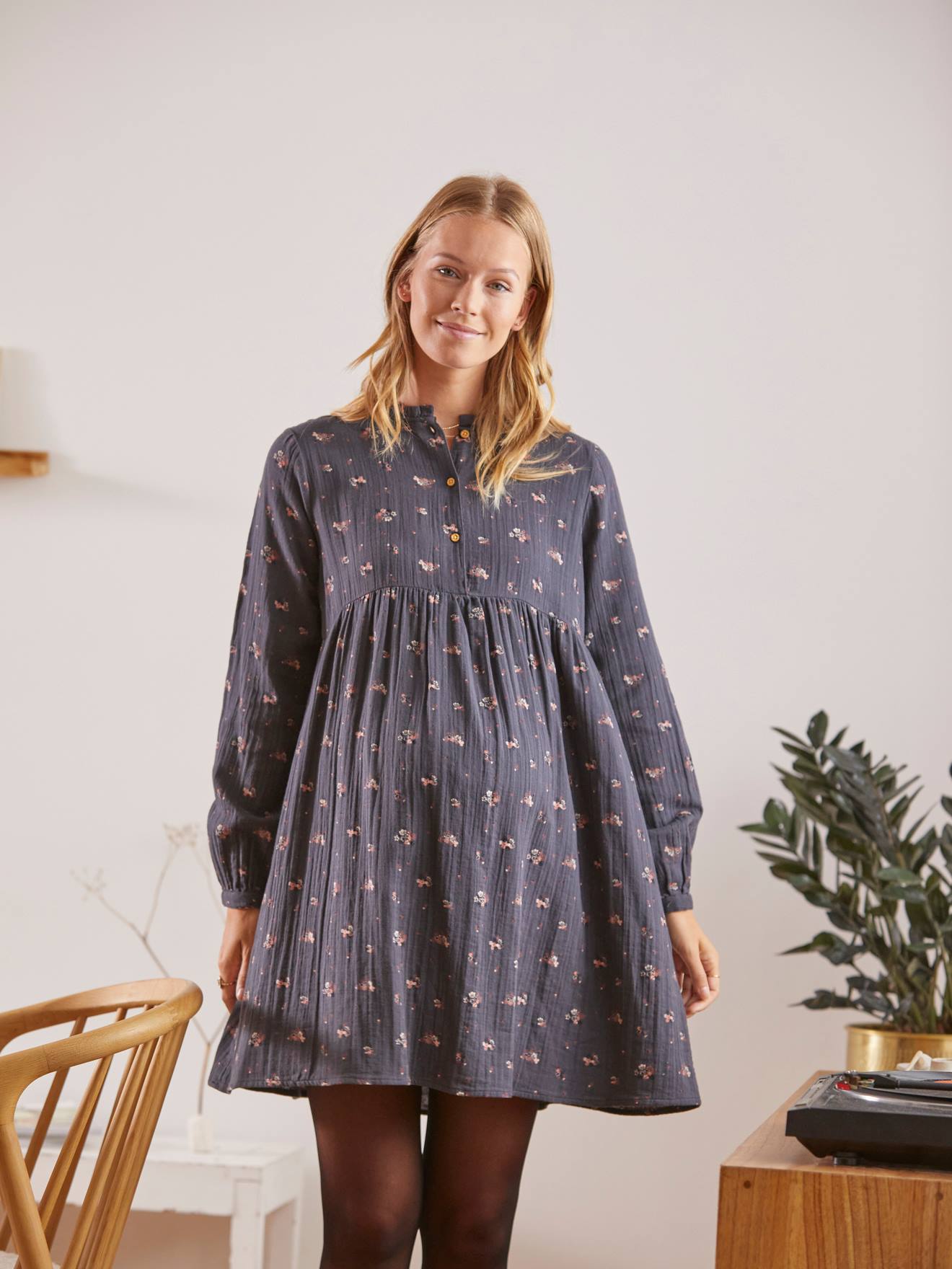 Vestido de maternidade e amamentação em chiffon de algodão estampado cinza escuro