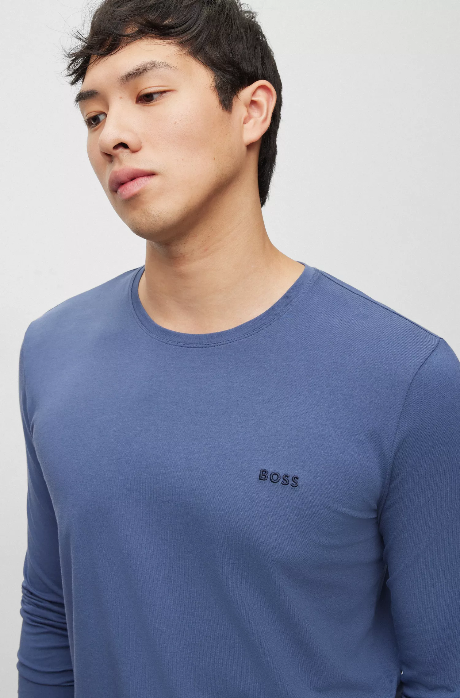 Camiseta de descanso BOSS com logo preto bordado, em malha de algodão stretch.