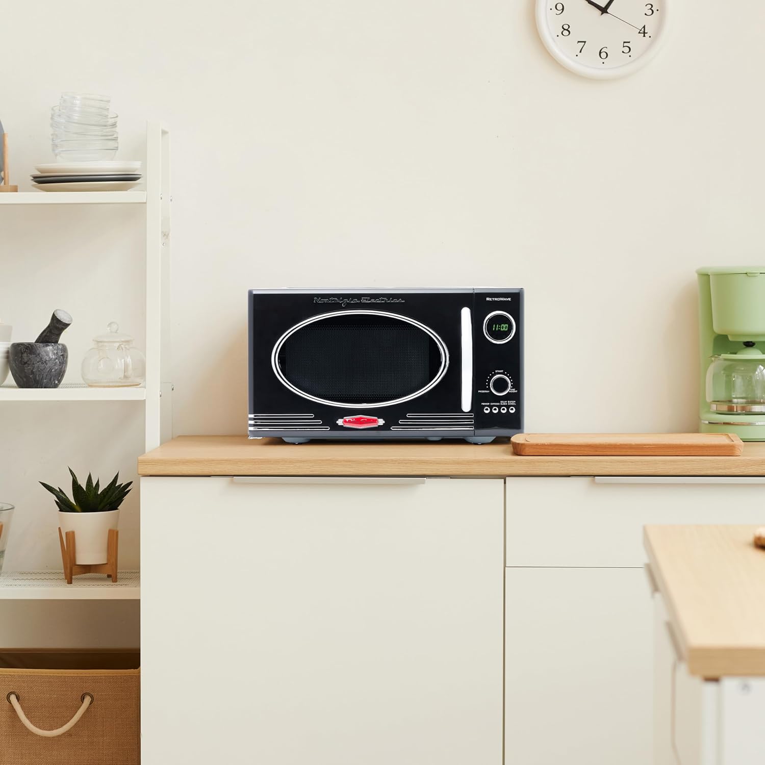 Nostalgia Four à Micro-Ondes de Comptoir Rétro - Grand 800 Watts - 25,4 L - 12 Réglages de Cuisson Préréglés - Horloge Numérique - Appareils de Cuisine - Rouge