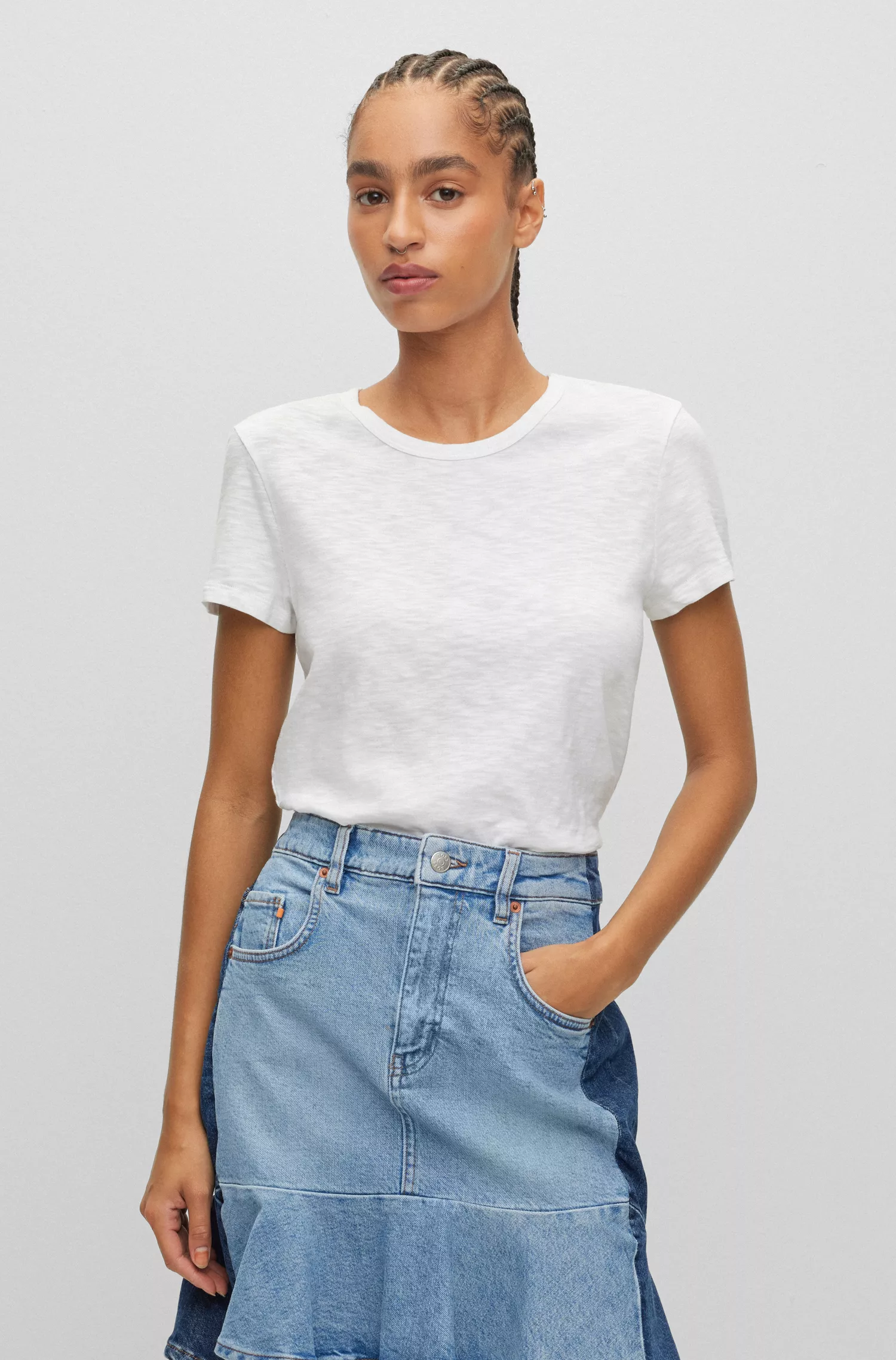 Camiseta BOSS preta de algodão texturizado com modelagem regular e gola redonda.