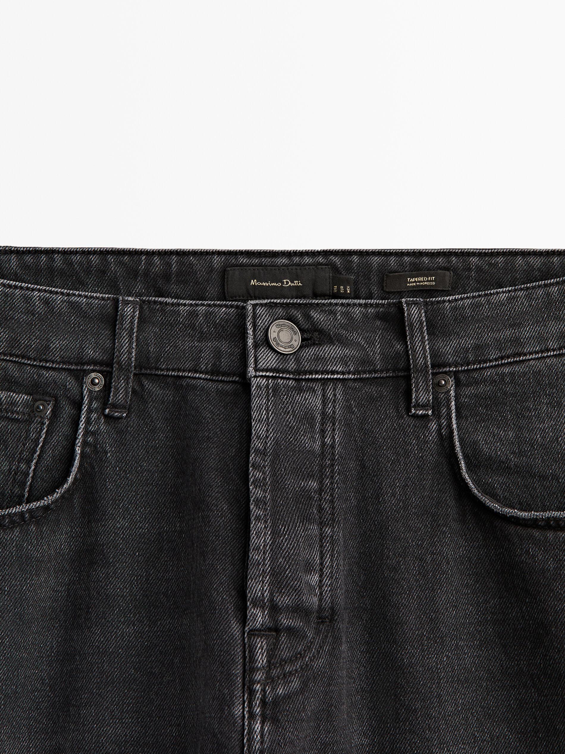 Calça jeans cinza com lavagem stone wash e corte afunilado