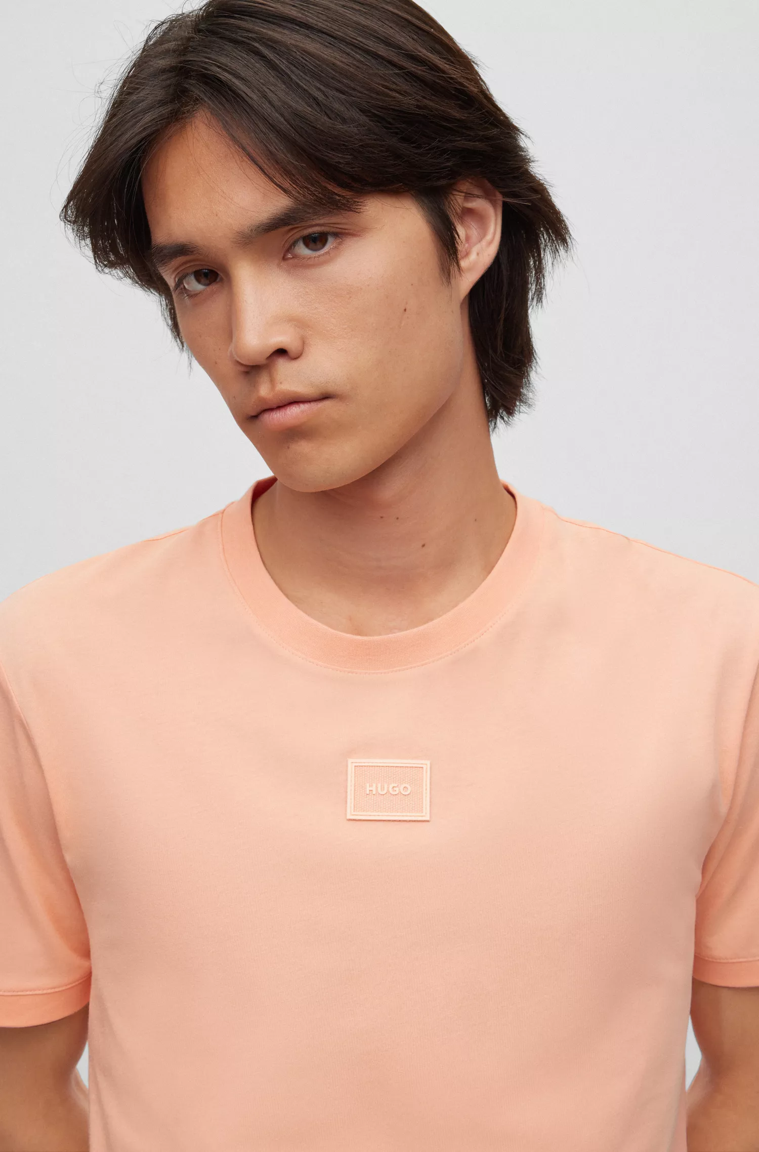 Camiseta HUGO vermelha em malha de algodão com etiqueta de logotipo em tom sobre tom