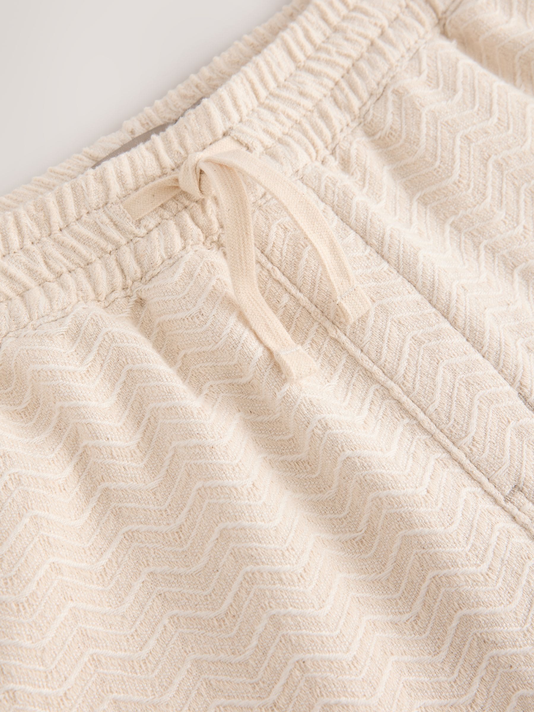Ecru - Shorts met elastische tailleband en zigzag-patroon