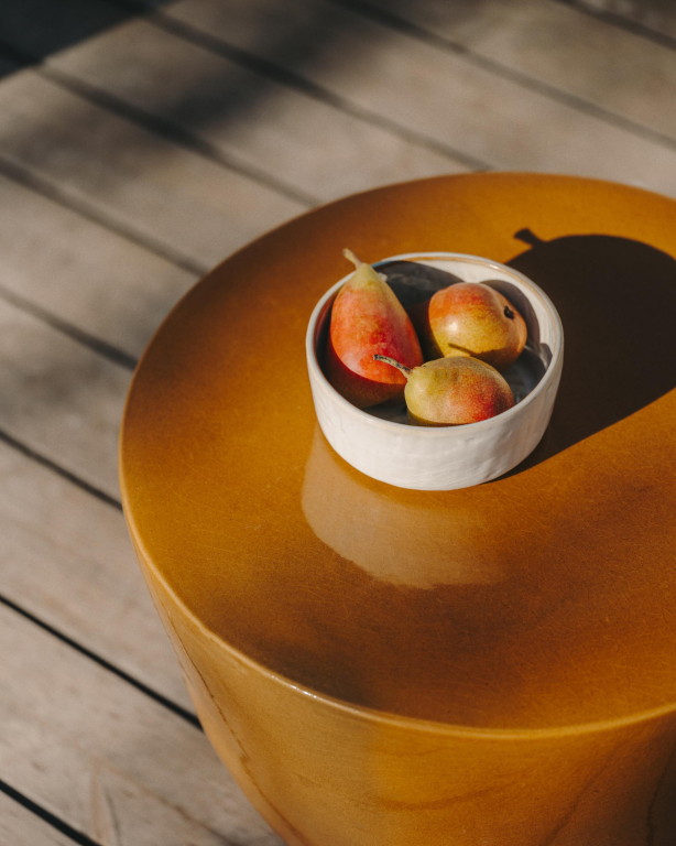 Kave Home Mesquida bijzettafel keramiek mustard