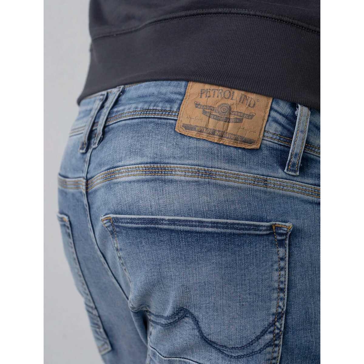 INDÚSTRIAS PETROLÍFERAS<br>Calças jeans afuniladas Russel