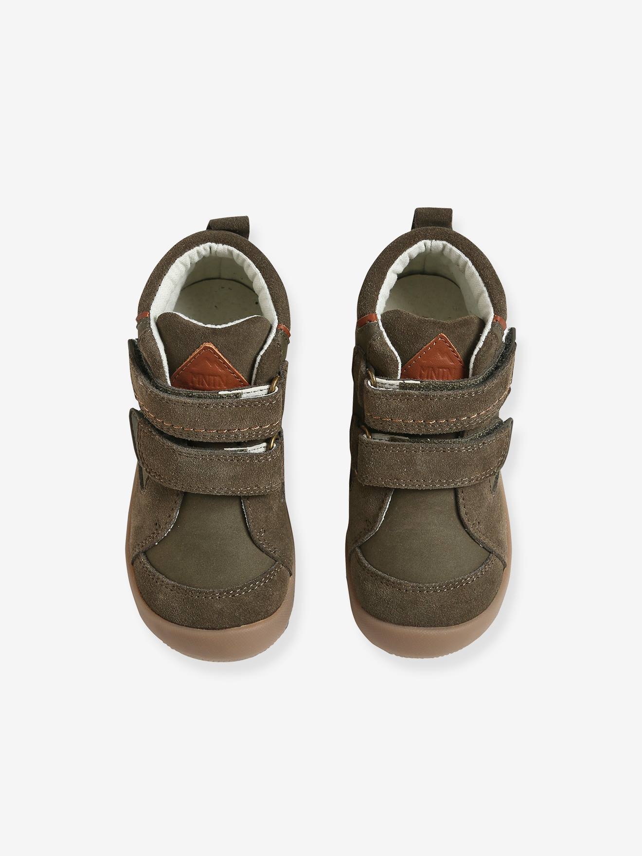 Botas com tiras autoadesivas para crianças com necessidades especiais de mobilidade, cor verde-escura lisa.