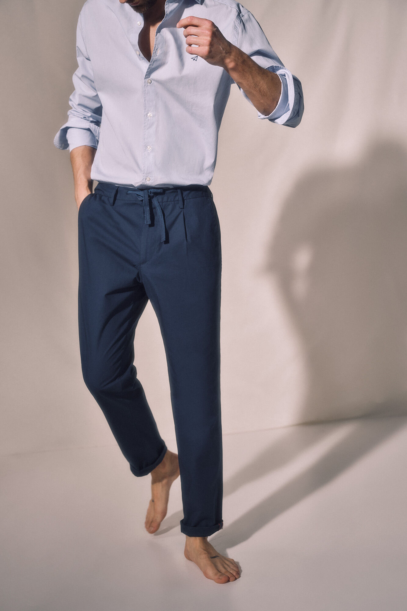 Calça chino de corte regular com cordão. - Azul marinho