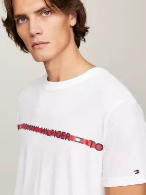 Camiseta com listras e logo