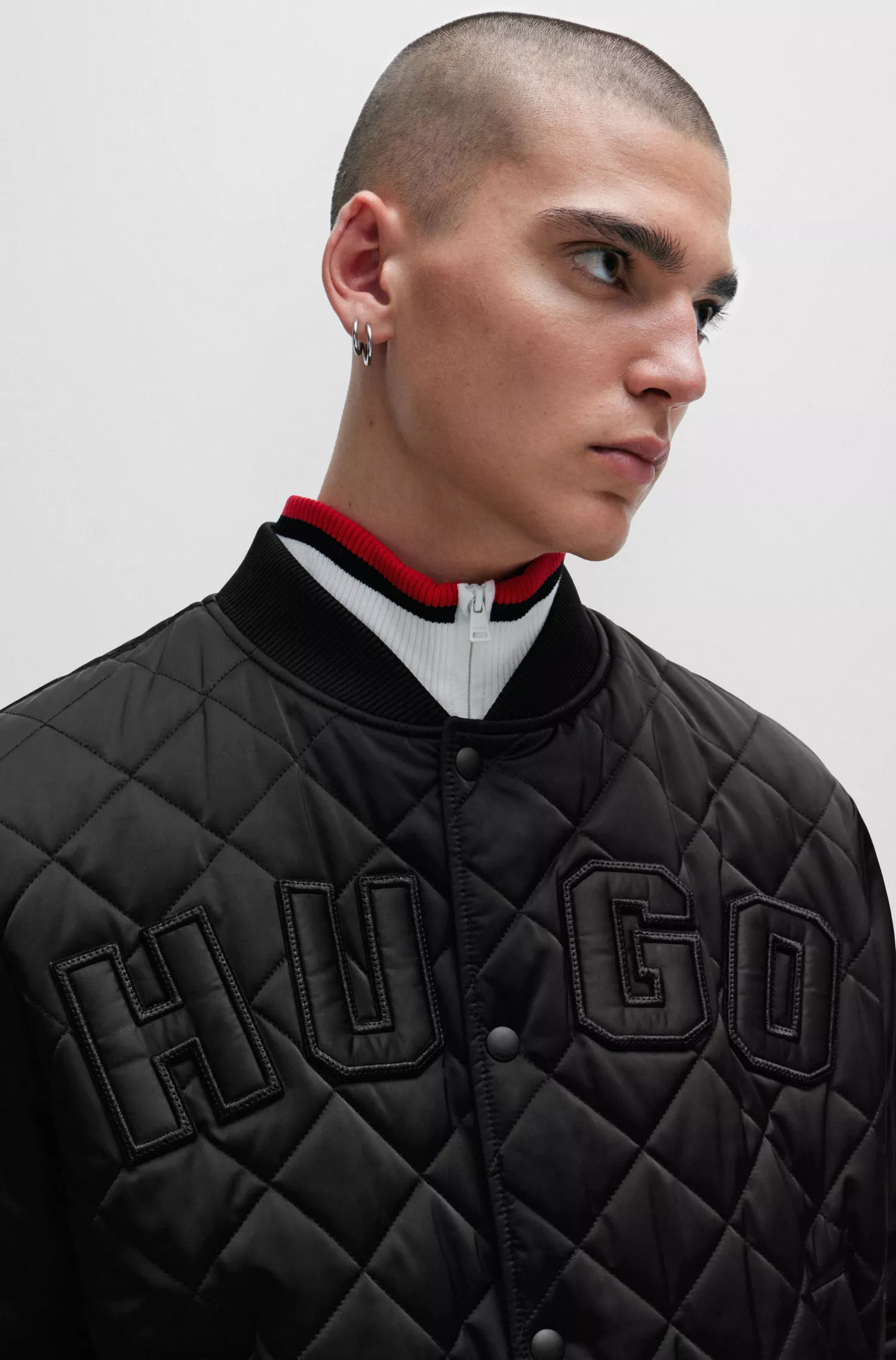 Jaqueta bomber HUGO vermelha em cetim repelente à água com logotipo estilo universitário.