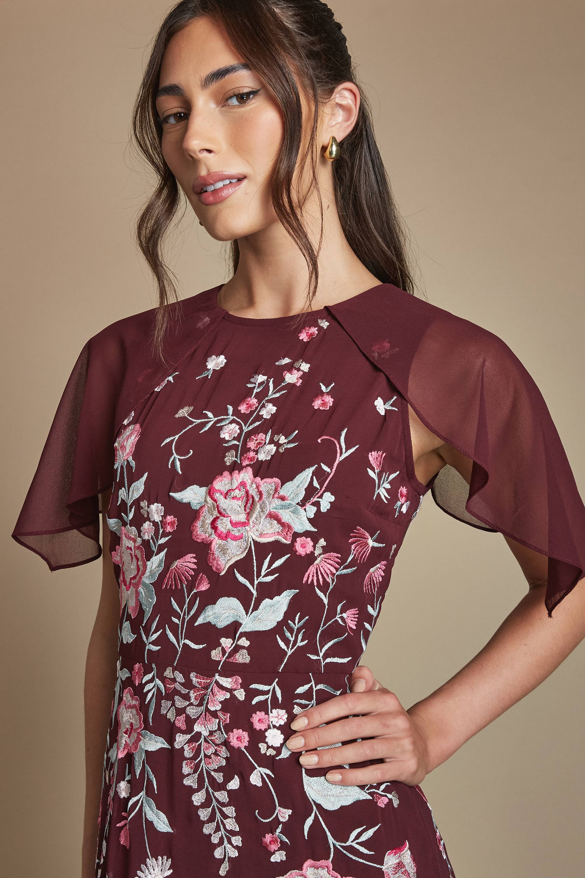 Coast Robe De Demoiselle D'honneur À Volants Avec Cape Fleurie Brodée Et Traîne