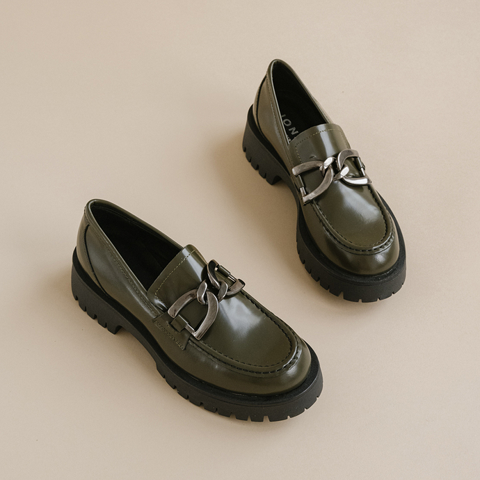 Mocassins à talons plats et mords  en cuir glacé kaki