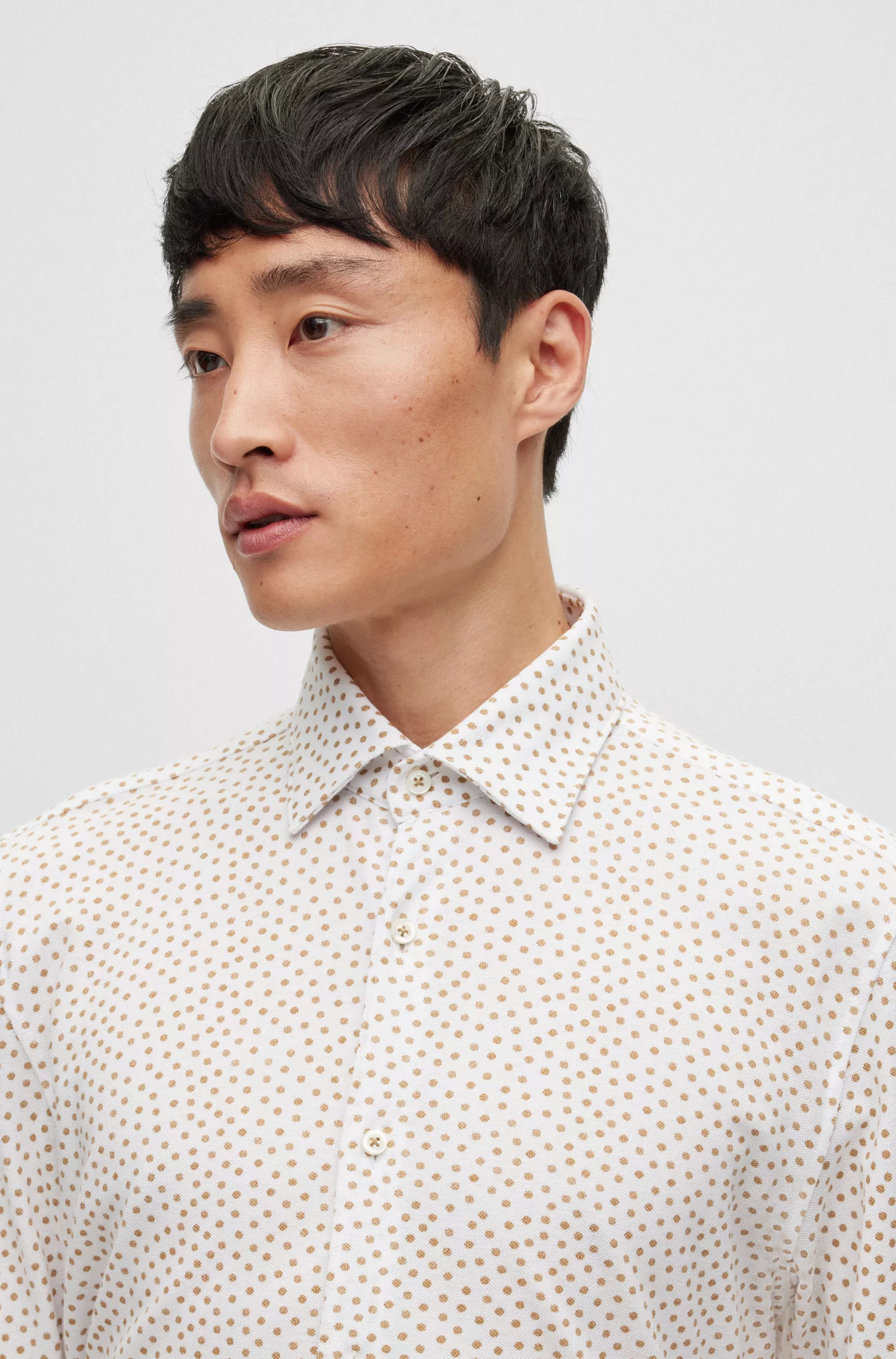 Camisa BOSS preta de corte slim em algodão estampado com gola Kent.