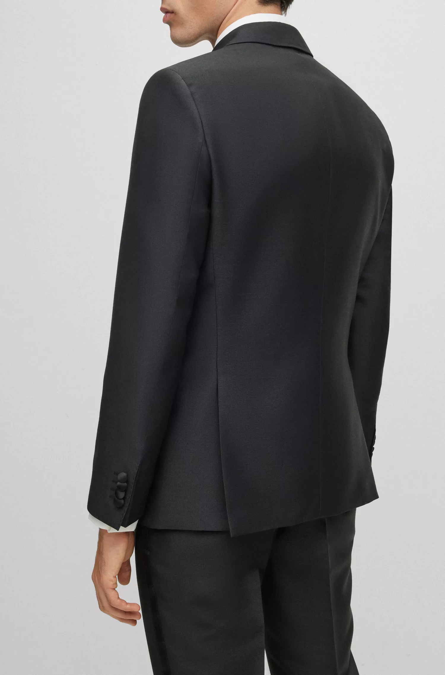 Terno de smoking BOSS preto, corte slim, em mistura de lã mesclada.