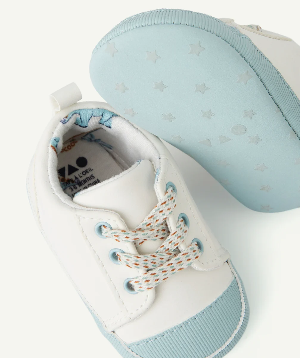 CHAUSSONS BÉBÉ GARÇON STYLE BASKETS BLANC ET BLEU CLAIR
