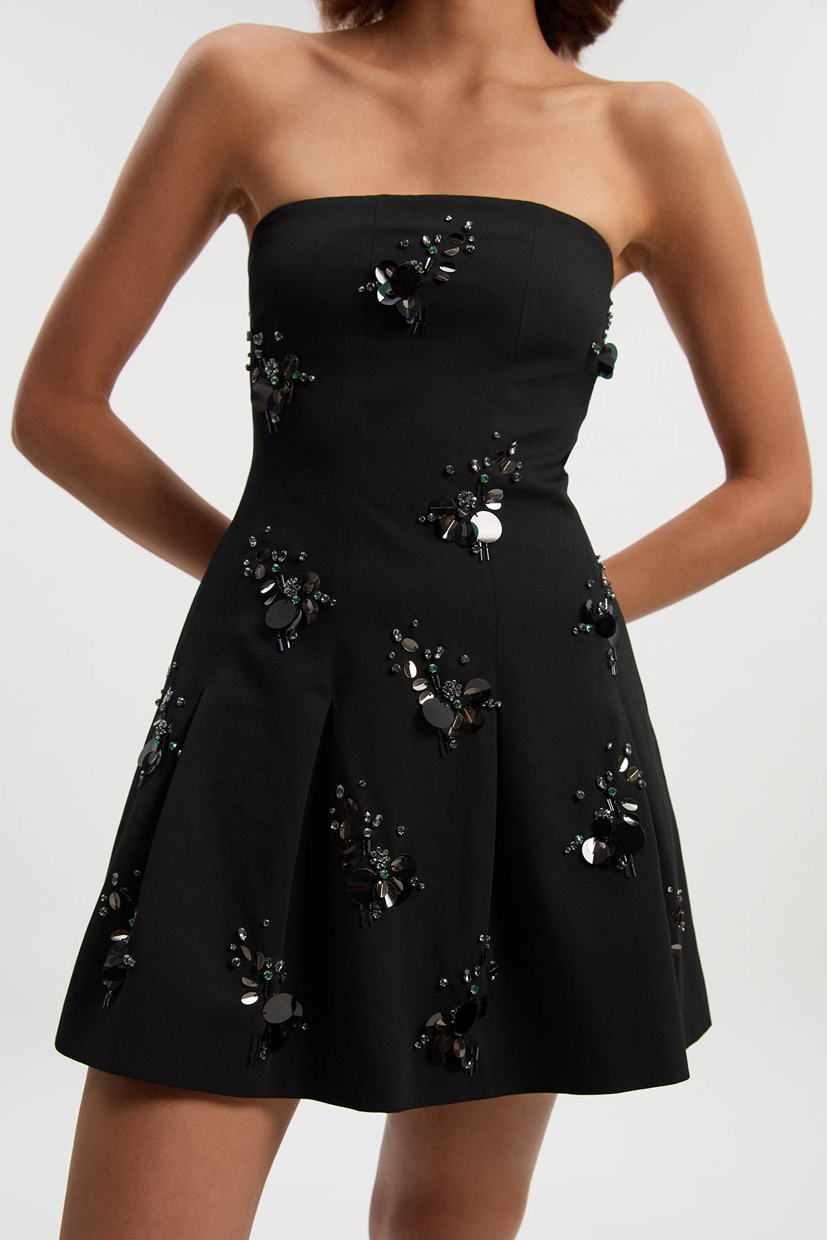 KarenMillen Robe Mini Bustier Ajustée Petite Ornée de Sequins et Cristaux en Grappe