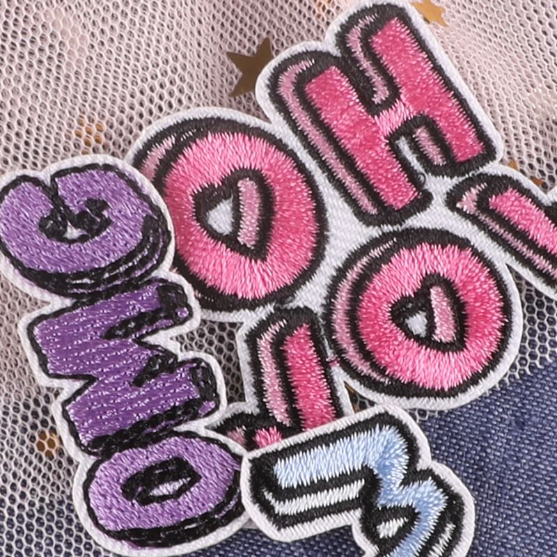 Embroidery Kingdom - Geborduurde applicatie met letters en smiley (verschillende ontwerpen)