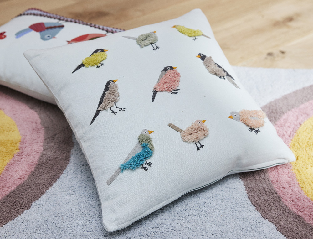 Coussin brodé petits oiseaux-Pays des merveilles
