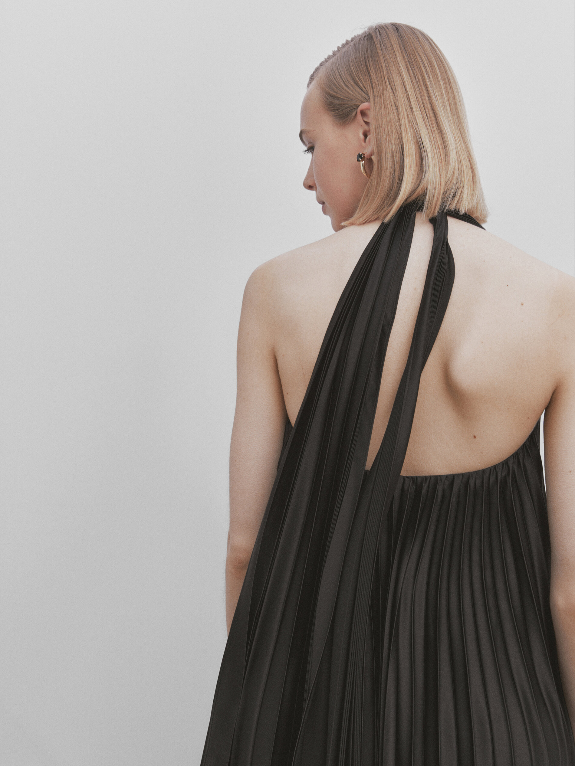 Vestido plisado escote pico -Studio - NEGRO