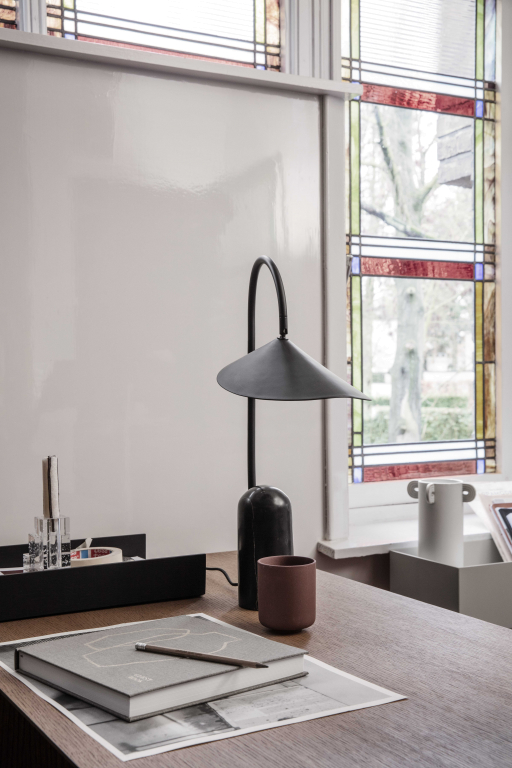 Ferm Living Arum tafellamp zwart