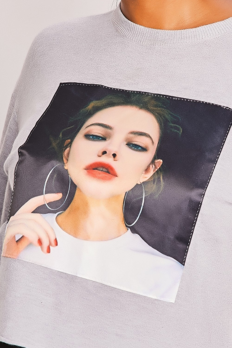 Pull gris tête de femme