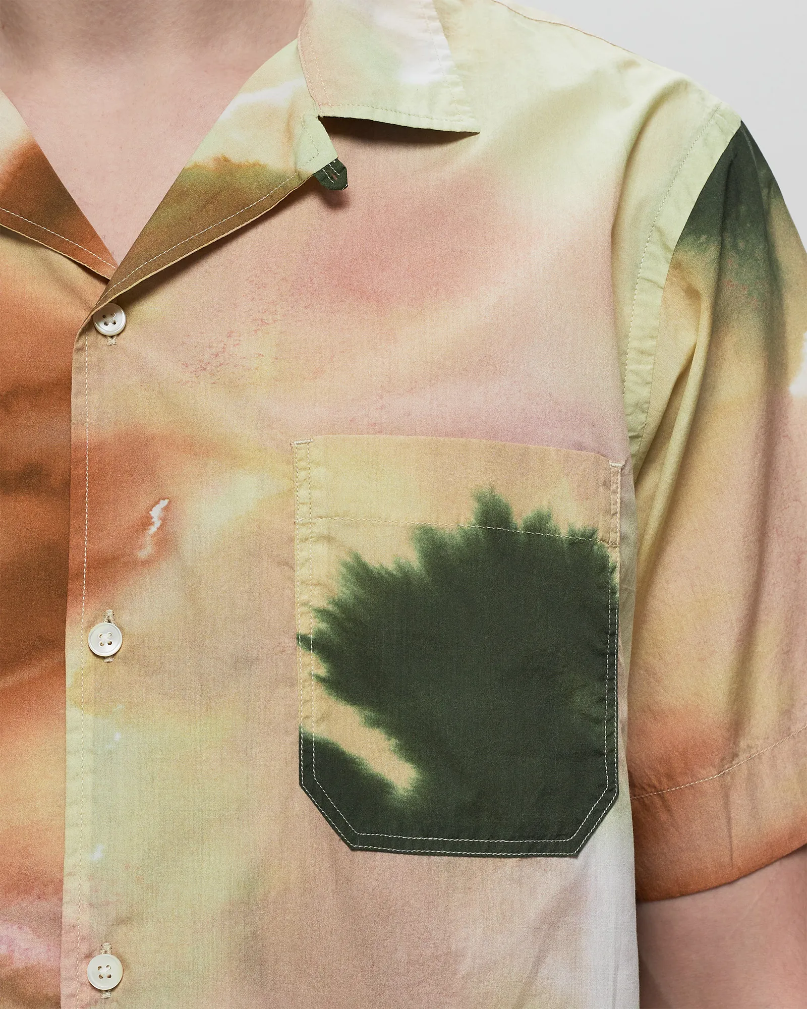 CLOSED SHORT SLEEVED SHIRT