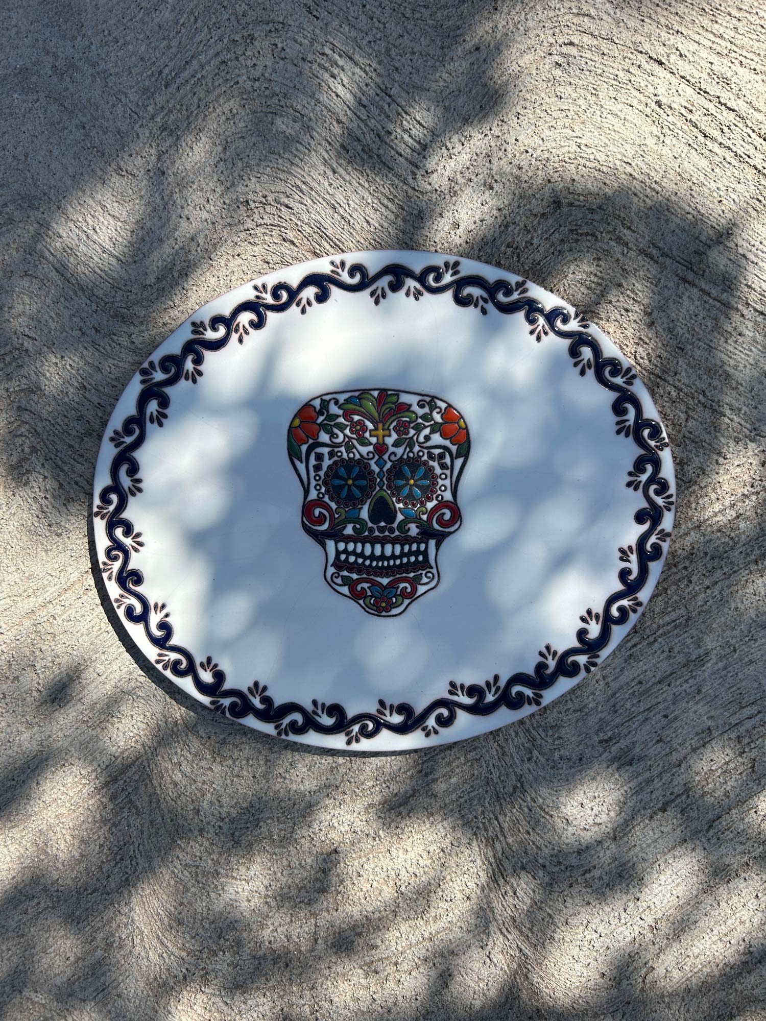 Ovale XL Relief-Kachel 'Cráneo grande', weiß, multicolor, H 30 cm, B 36 cm von fischer's lagerhaus
