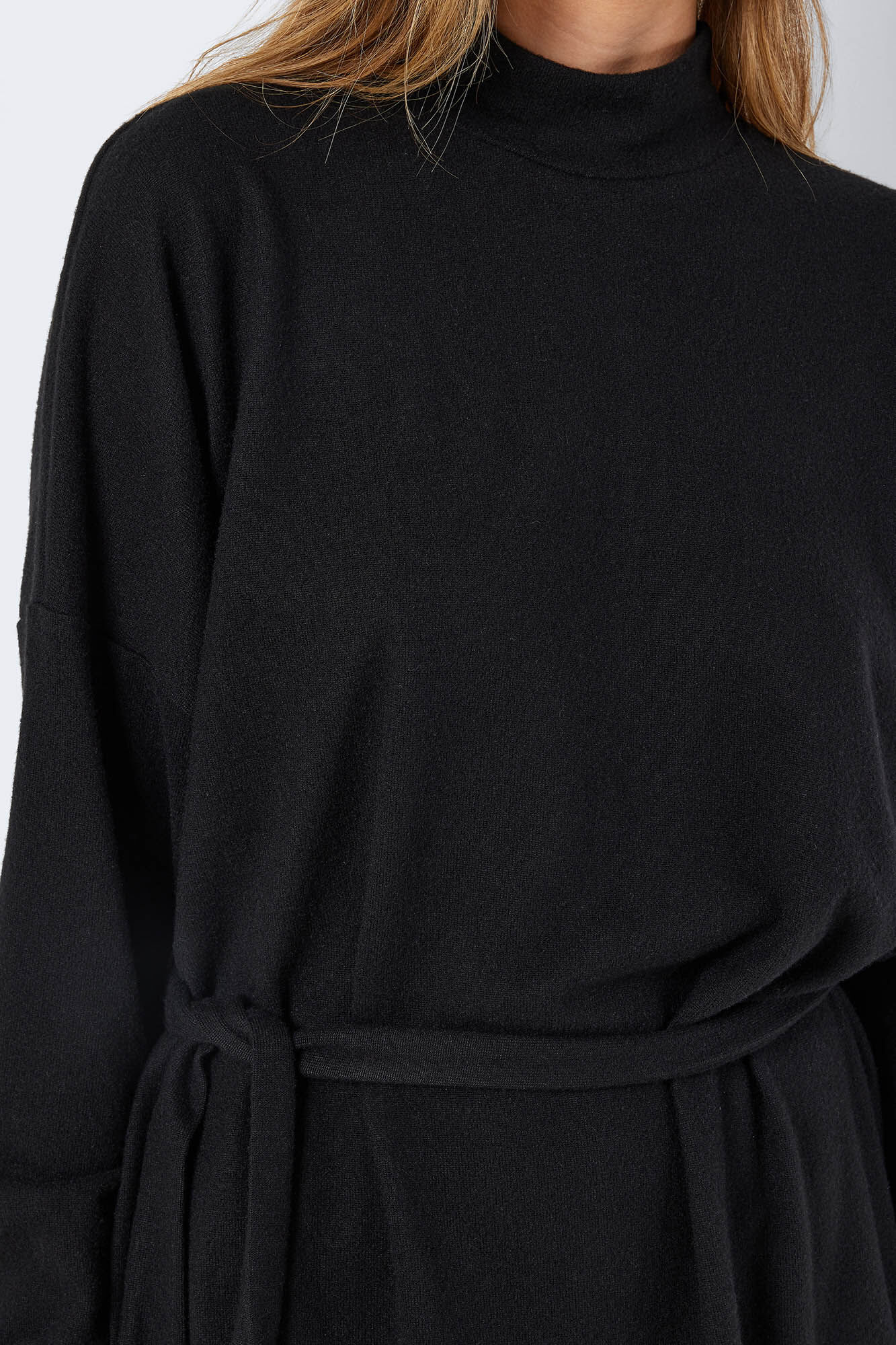 Vestido de malha com gola alta