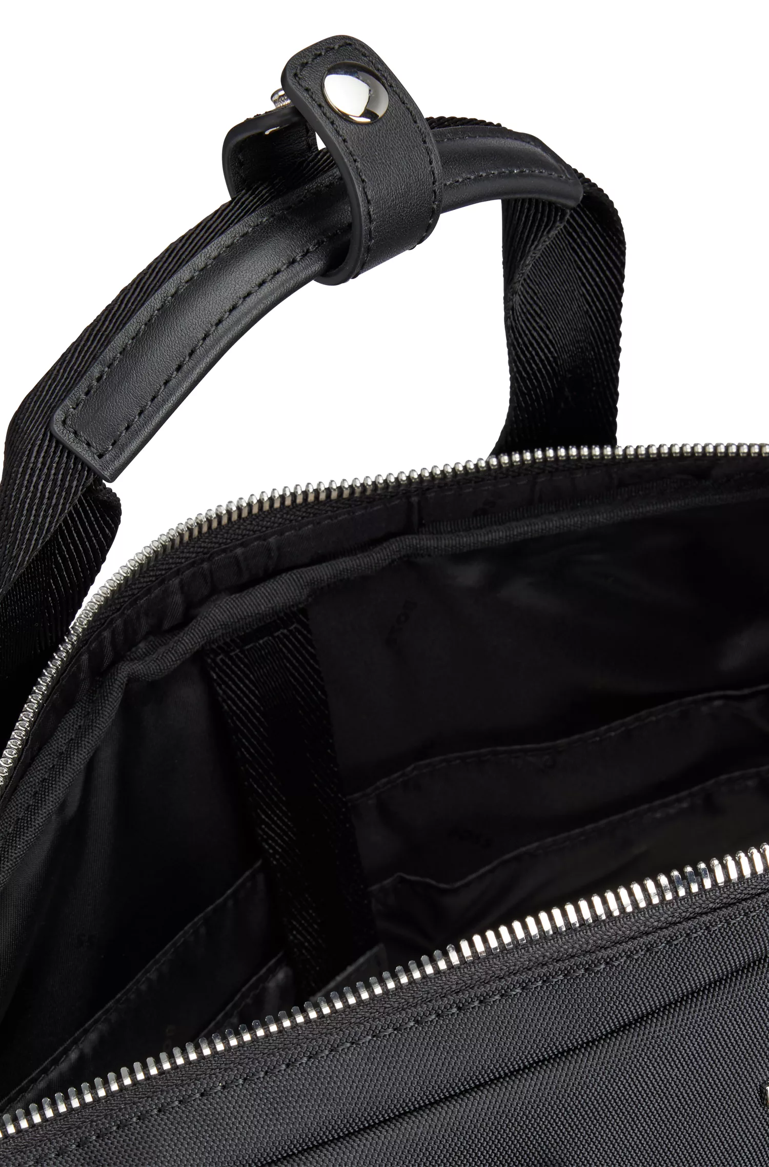 Pasta para documentos BOSS preta com dois bolsos frontais e logotipo da marca.