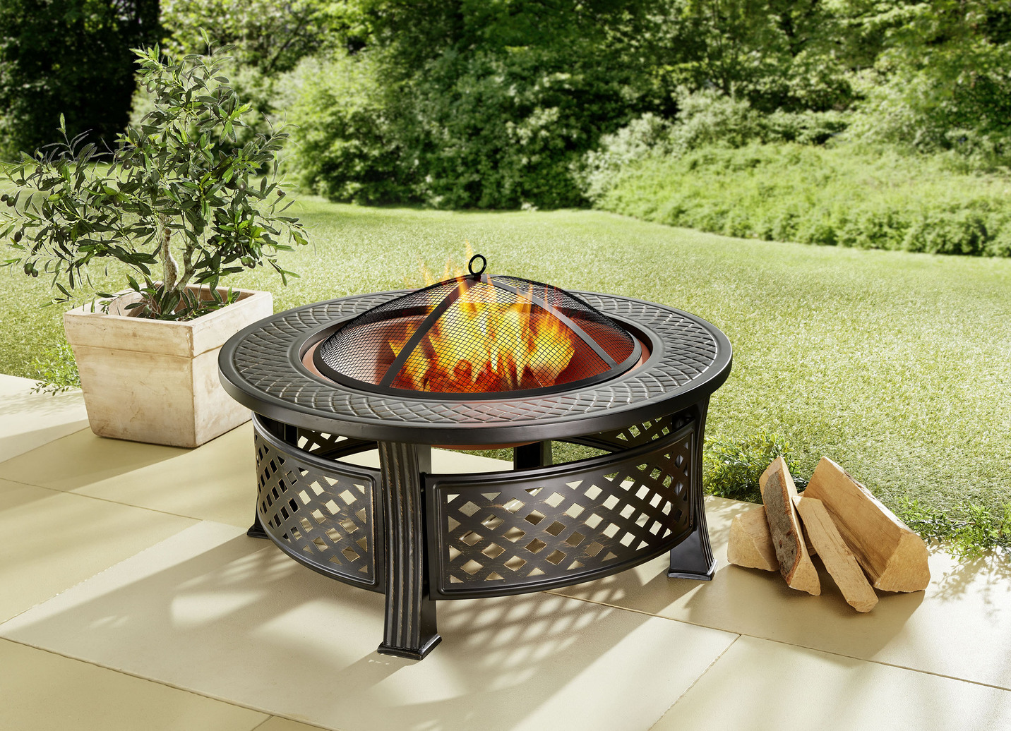 Feuerstelle mit Gitterdeckel und Schürhaken