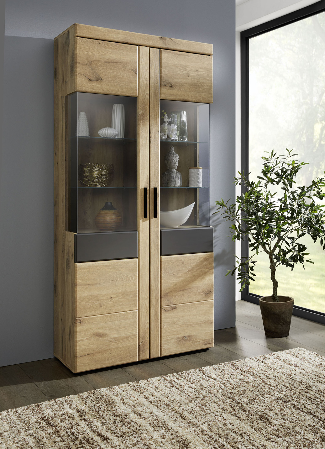 Vitrine mit anthrazitfarbenen Elementen