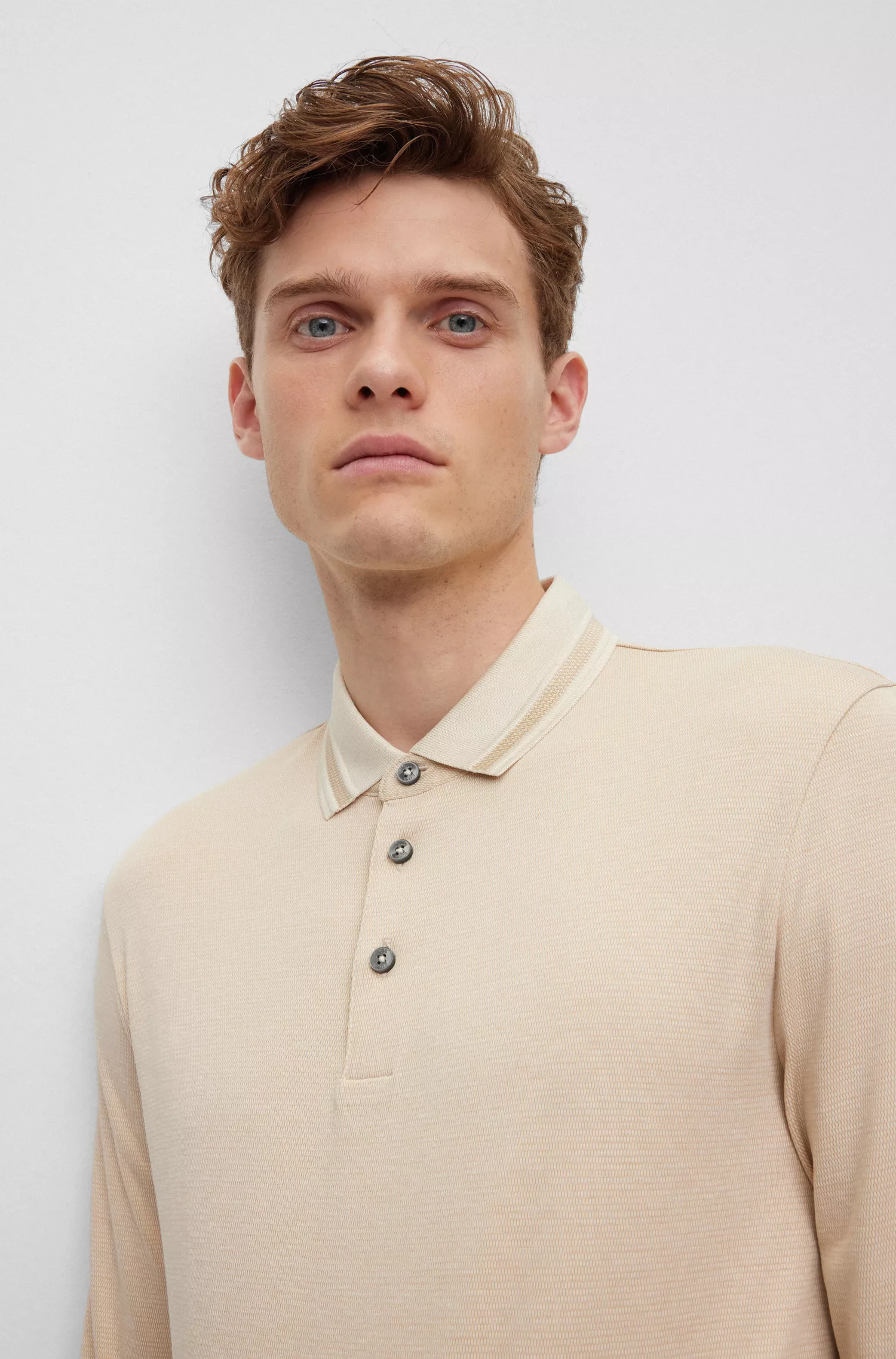 Camisa polo BOSS preta, corte slim, manga comprida e padrão trançado.