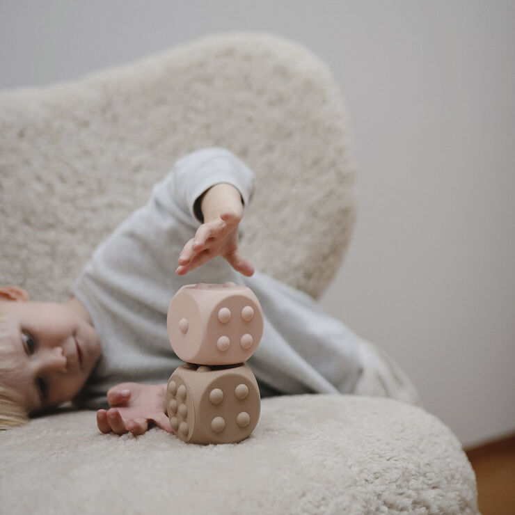 Mushie Mushie terning sanselegetøj i 2-pak - Dice Press Blush/Shifting Sands Blush/shifting sand