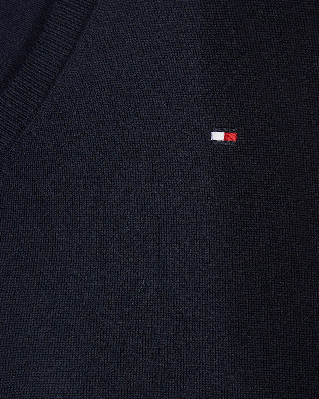 Tommy Hilfiger V-Ausschnitt-Pullover »CO JERSEY STITCH V-NK SWEATER«, Kontrastfarbene Streifen im Ausschnitt und Logo Stickerei am Ärmel