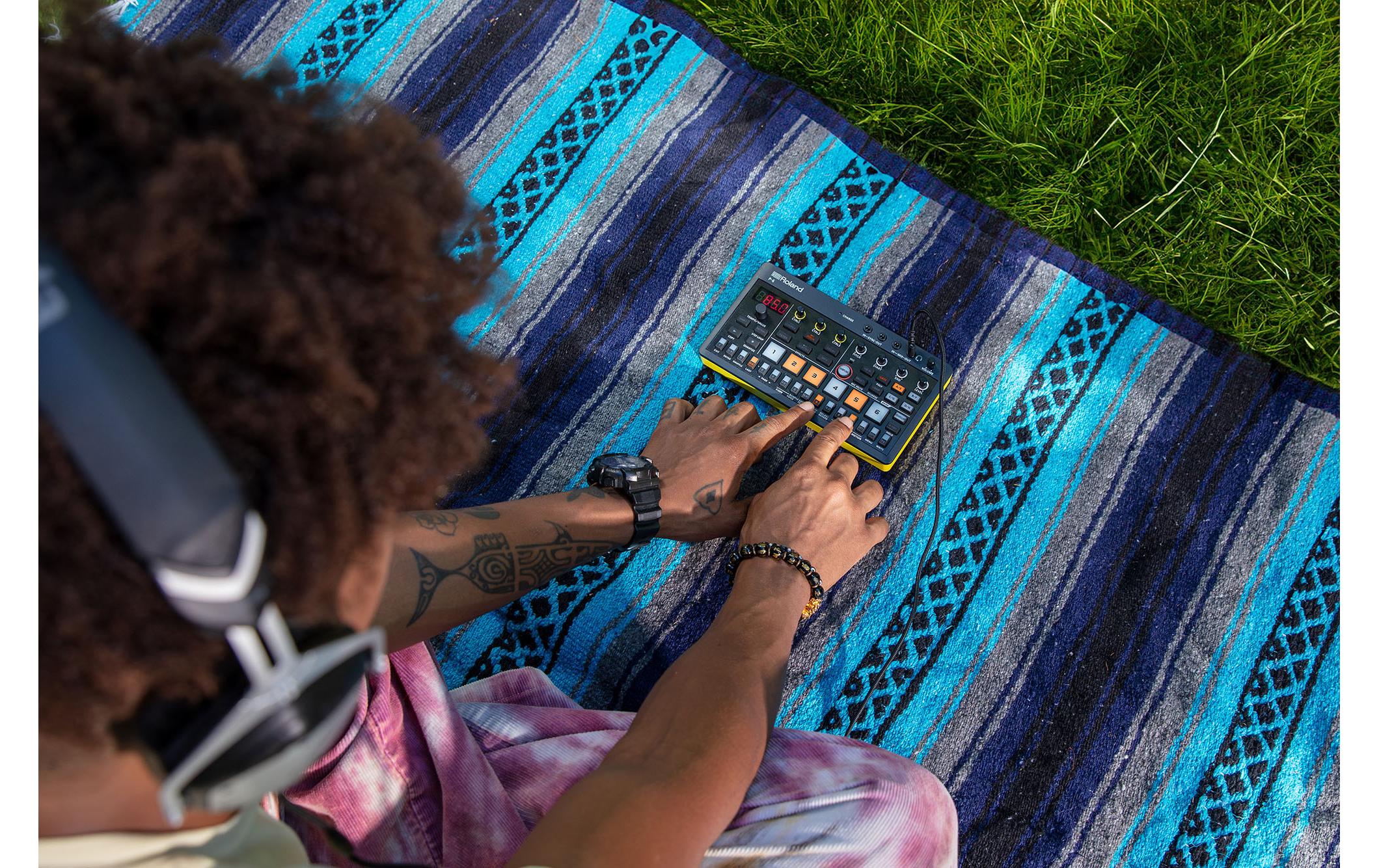 Synthesizer AIRA P-6 Creative Sampler<br>Kombiniert die berühmte Roland Sampling-Technologie mit fortschrittlichem Granular-Sounddesign und einem leistungsstarken Sequenzer in einem Gerät im Taschenformat