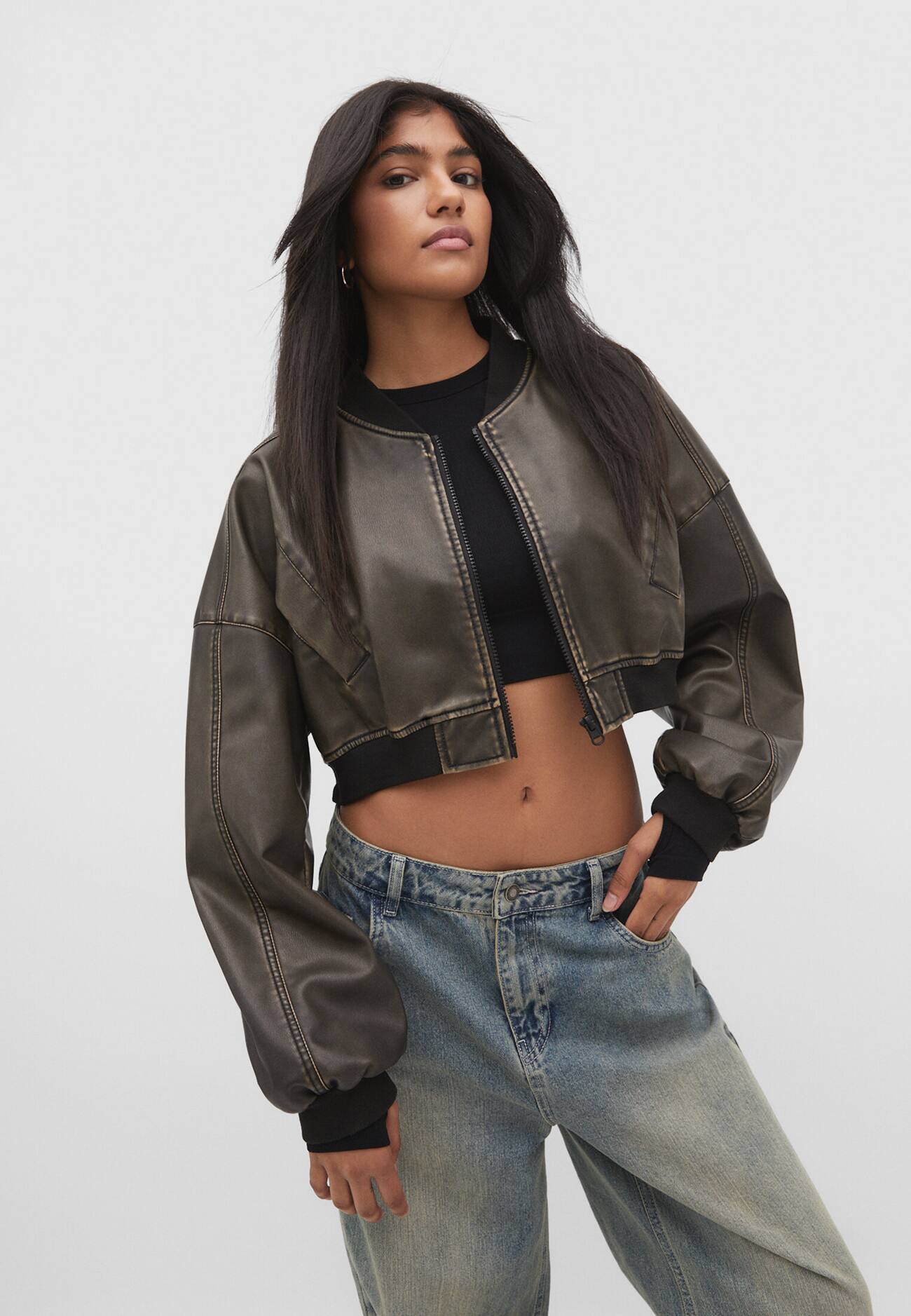 Jaqueta bomber cropped desbotada em couro sintético