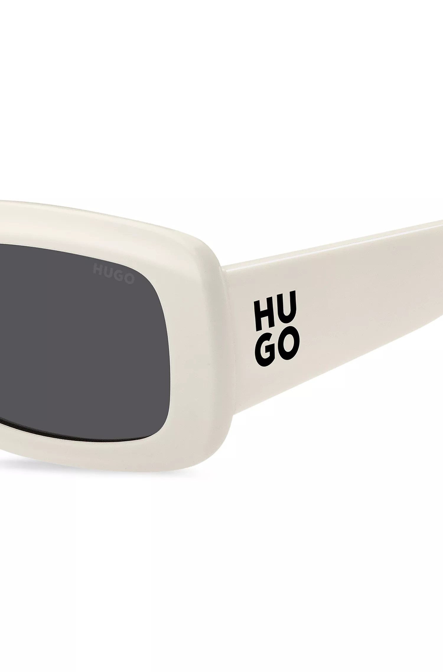 Óculos de sol HUGO vermelho e branco com hastes com logotipos sobrepostos.