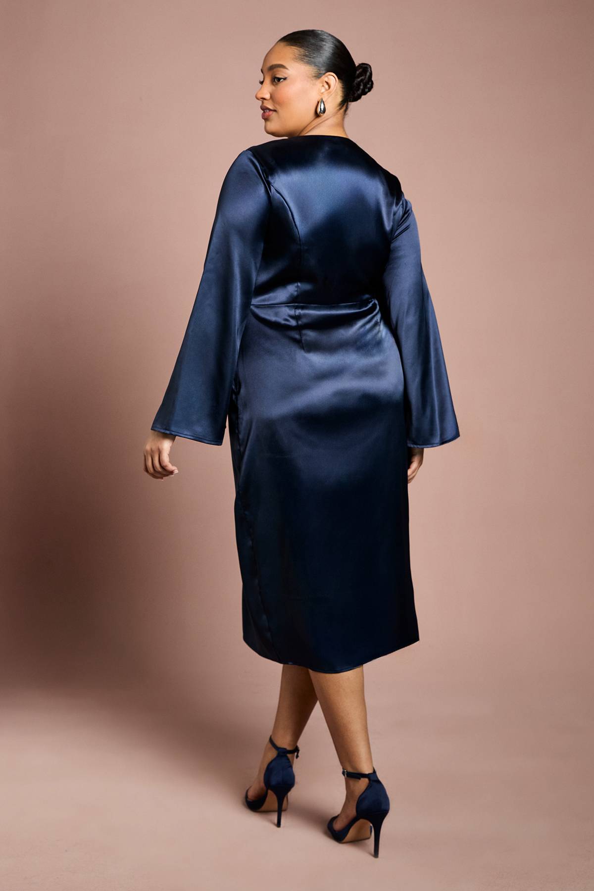 Coast Robe Portefeuille Grande Taille En Satin Avec Manches Évasées