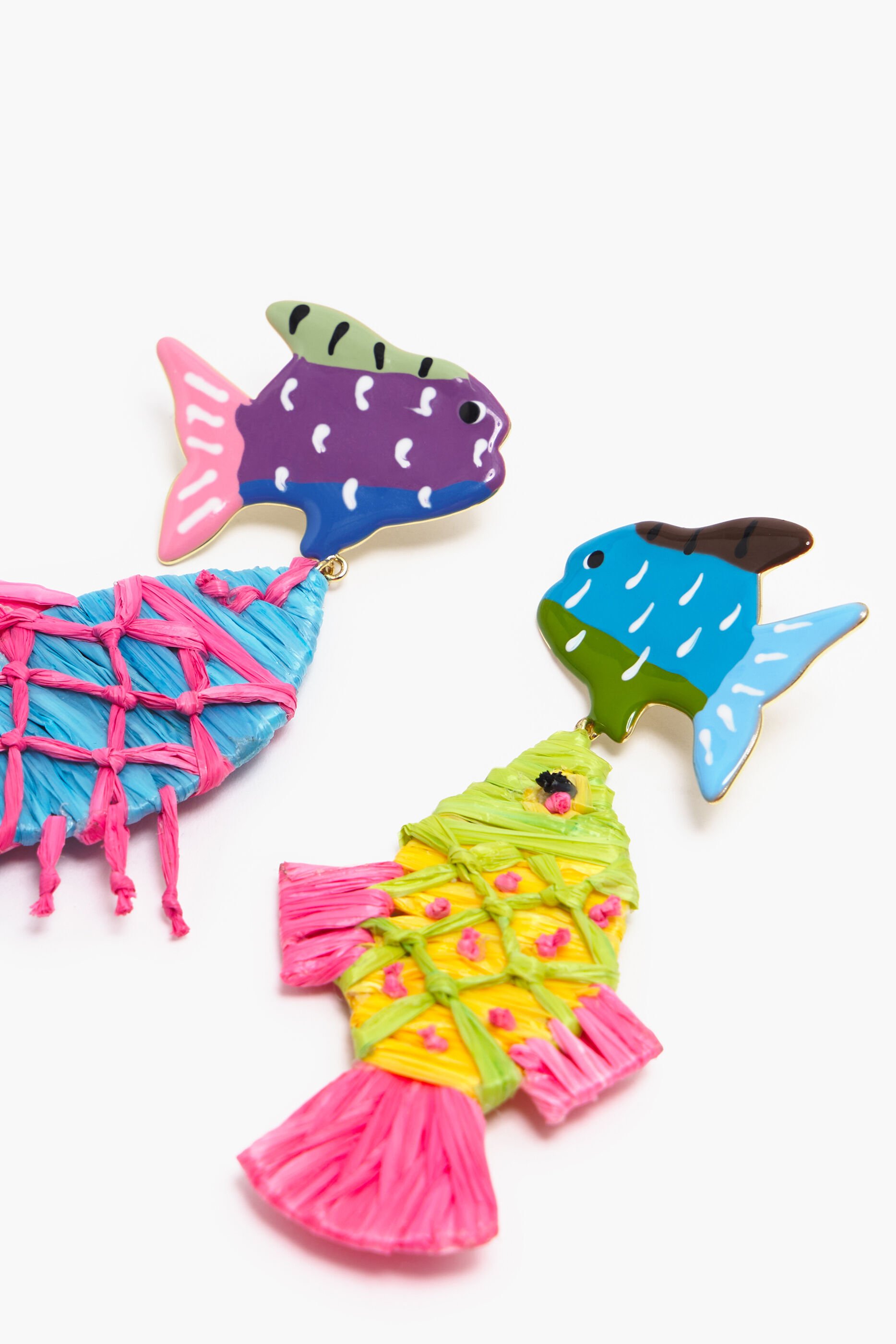 Brincos de peixe de ráfia multicolorida