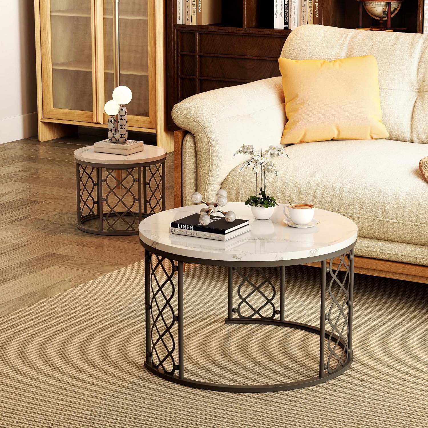 okwish Set mit 2 runden Couchtischen mit MDF-Tischplatte in Marmoroptik und Metallrahmen im herzförmigen Hohldesign, Satztische fürs Wohnzimmer, Balkon und Büro, Größe 70x45 + 45x37 cm, Schwarz