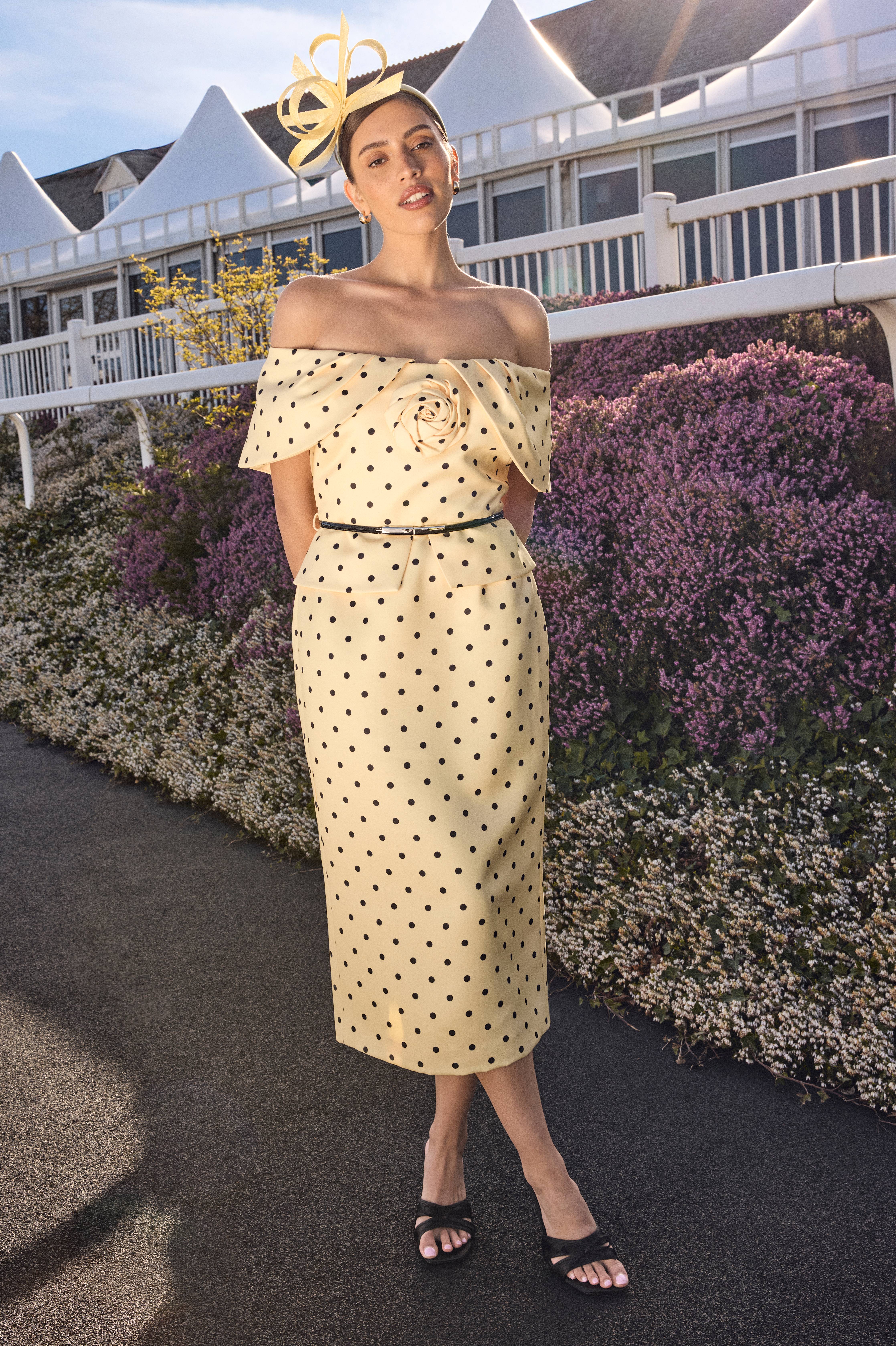Coast Robe Crayon Lisa Tan À Imprimé Pois Avec Corsage Et Épaules Dénudées