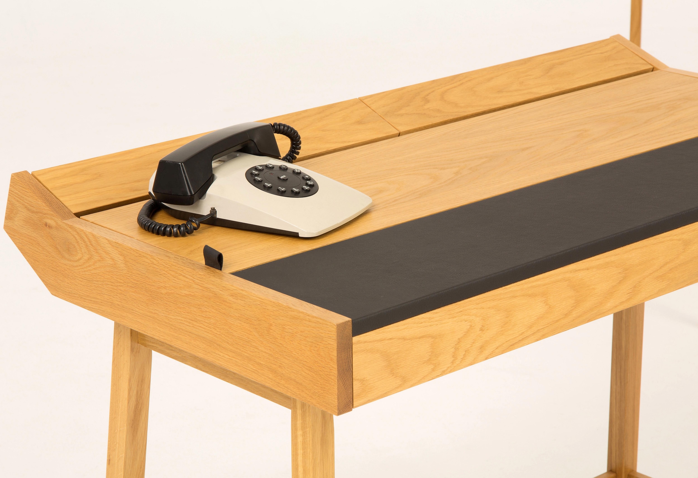 Woodman Schreibtisch »Brompton« im skandinavian Design, Gestell aus massiver Eiche, FSC®-zertifiziert