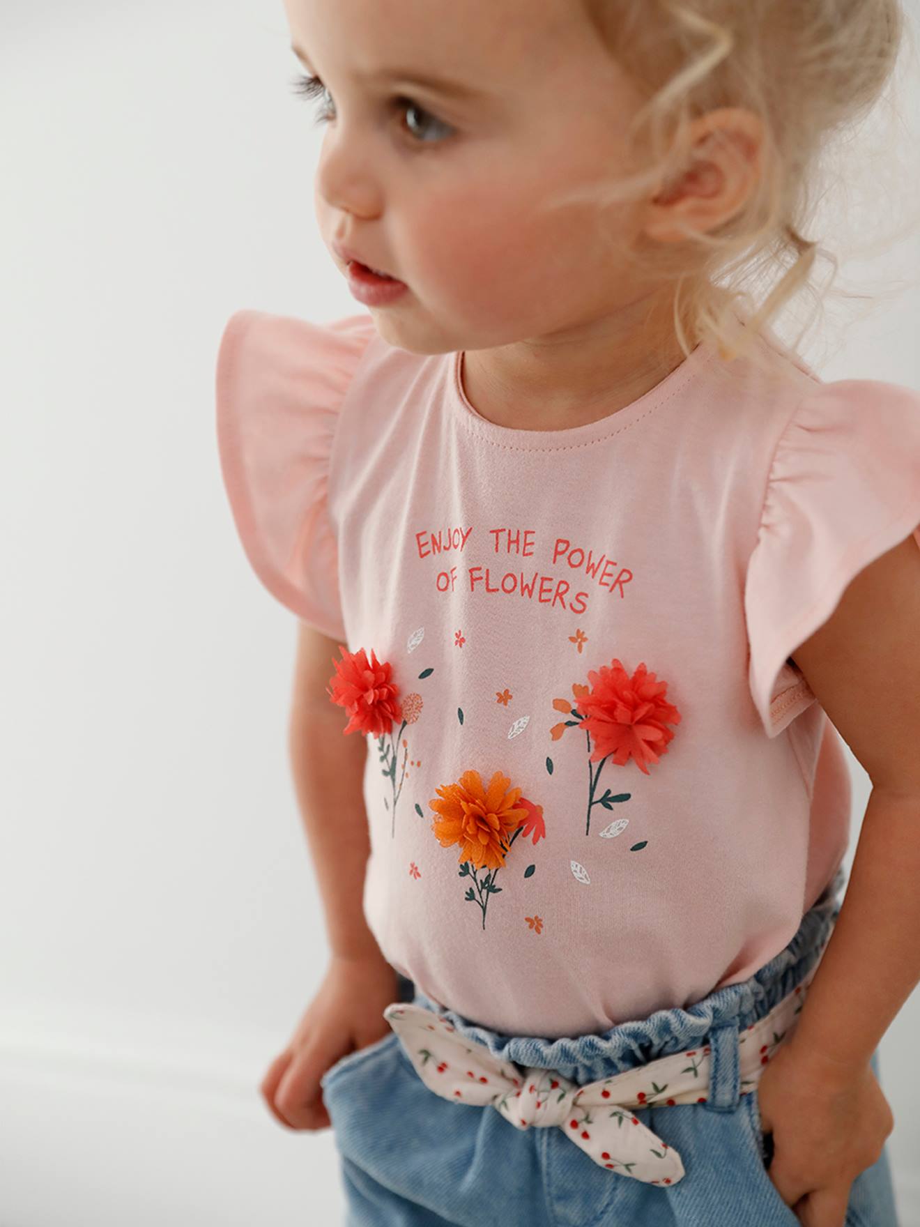 Camiseta infantil com estampa floral em relevo, rosa claro, lisa.