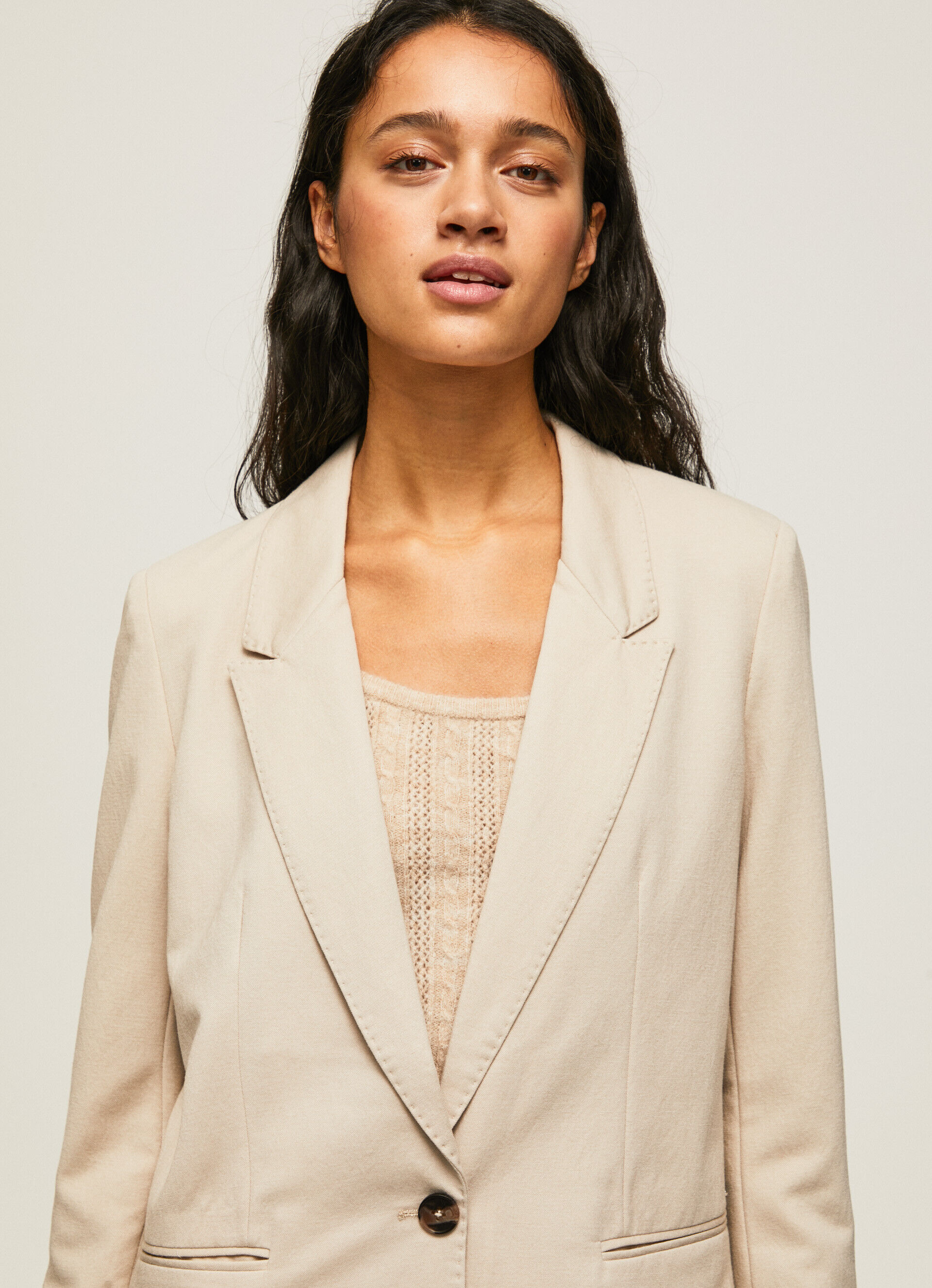 Blazer liso com ombreiras - bege claro